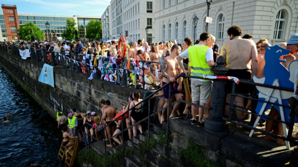 Berlin bathers demand lifting of swimming ban in Spree river