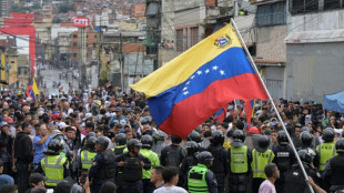 Oposi&ccedil;&atilde;o protesta e Maduro celebra um m&ecirc;s da pol&ecirc;mica elei&ccedil;&atilde;o na Venezuela