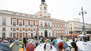 Centinaia di manifestanti accampati in Puerta del Sol a Madrid per diritto alla casa