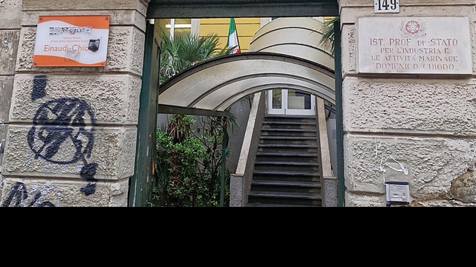 ++ Controlli con metal detector davanti scuola di Abanoub Youssef ++