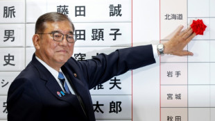 Primer ministro japon&eacute;s se aferra al cargo pese a debacle electoral