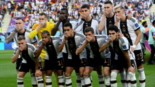 Mondial: l'Allemagne d&eacute;fie la Fifa et se fait surprendre par le Japon, l'Espagne d&eacute;roule