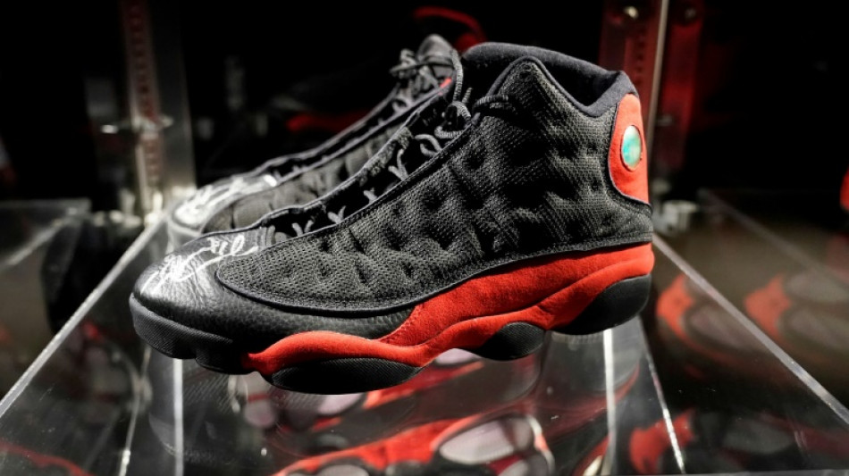 Subastan en USD 2,2 millones un par de zapatillas de Michael Jordan, un r&eacute;cord