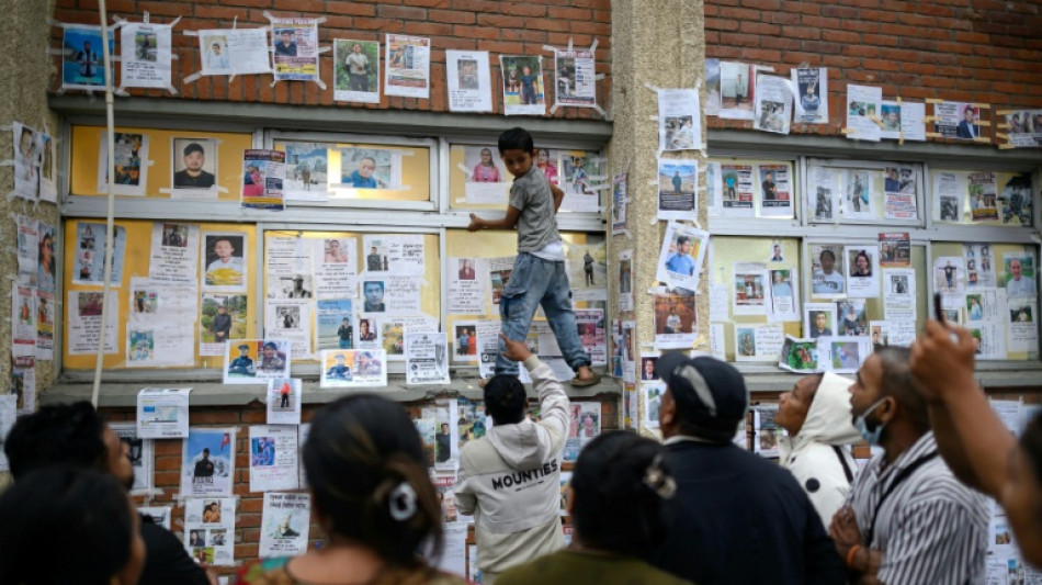Mural de desaparecidos mant&eacute;m esperan&ccedil;a de fam&iacute;lias ap&oacute;s desastre no Nepal