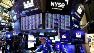 Wall Street profite du plongeon du p&eacute;trole, les r&eacute;sultats ajoutent de l'optimisme