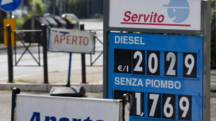 Mimit a compagnie petrolifere, 'abbassate i prezzi se il petrolio scende'