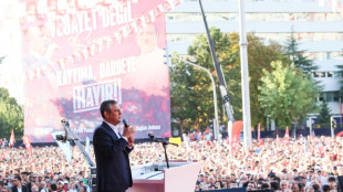 Turquie : avant une audience cruciale pour le CHP, des dizaines de milliers de personnes défilent à Ankara