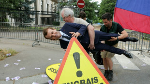 Roban la estatua de cera de Macron para protestar ante la embajada rusa en París