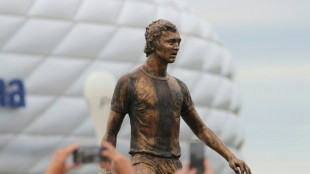 Estátua de Beckenbauer é inaugurada em frente à Allianz Arena em Munique