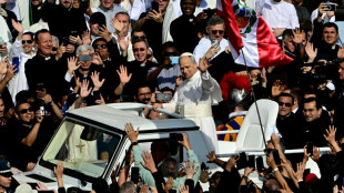 Papst Leo XIV. vor Amtseinf&uuml;hrung erstmals im Papamobil auf dem Petersplatz