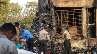 Equipos de rescate rastrean lugar del accidente de Air India que mató al menos a 265 personas