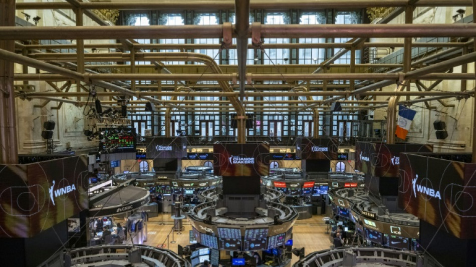 Wall Street ouvre en hausse, entra&icirc;n&eacute;e par les taux et les r&eacute;sultats d'entreprises