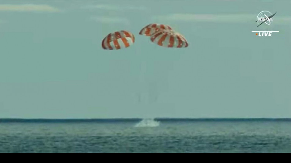 Le vaisseau Orion de retour sur Terre apr&egrave;s son voyage autour de la Lune