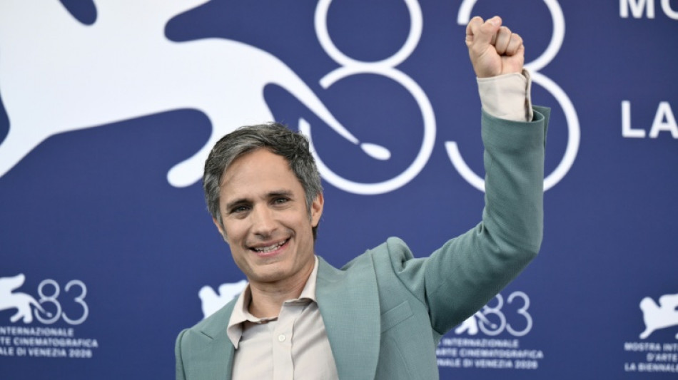 Gael Garc&iacute;a Bernal leva a Veneza uma cr&iacute;tica &agrave; manipula&ccedil;&atilde;o dos poderosos
