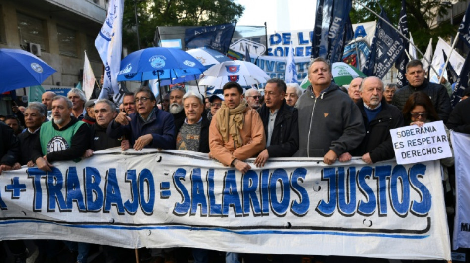 M&eacute;dicos e organiza&ccedil;&otilde;es sociais se unem a aposentados contra ajustes de Milei