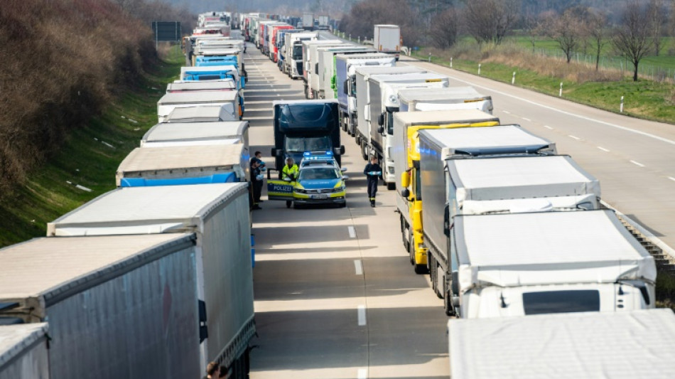 Gericht: Autofahrer m&uuml;ssen Rettungsgasse auf Autobahnen sofort bilden