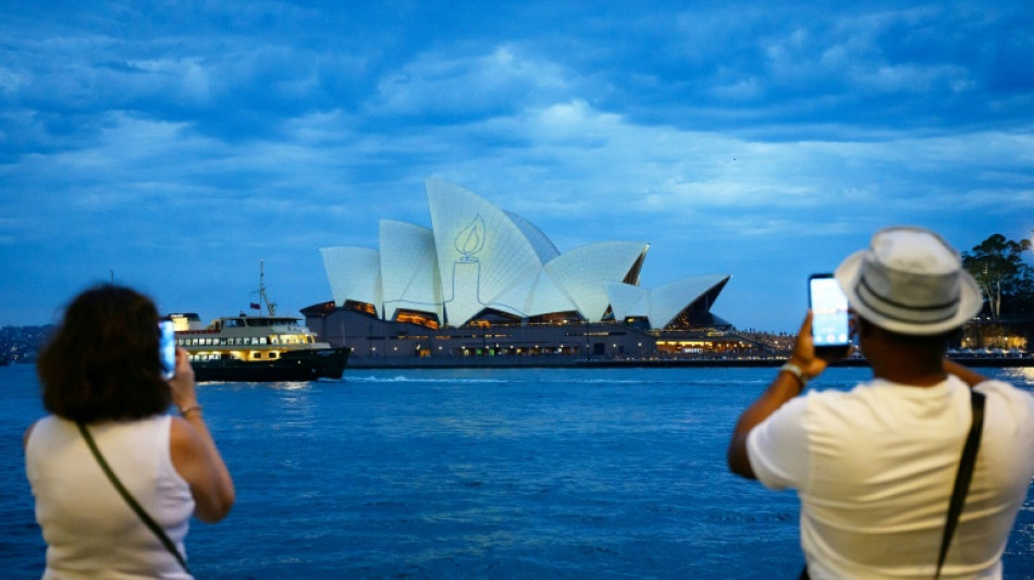 Austr&aacute;lia tem dia de luto por v&iacute;timas de atentado na Praia de Bondi