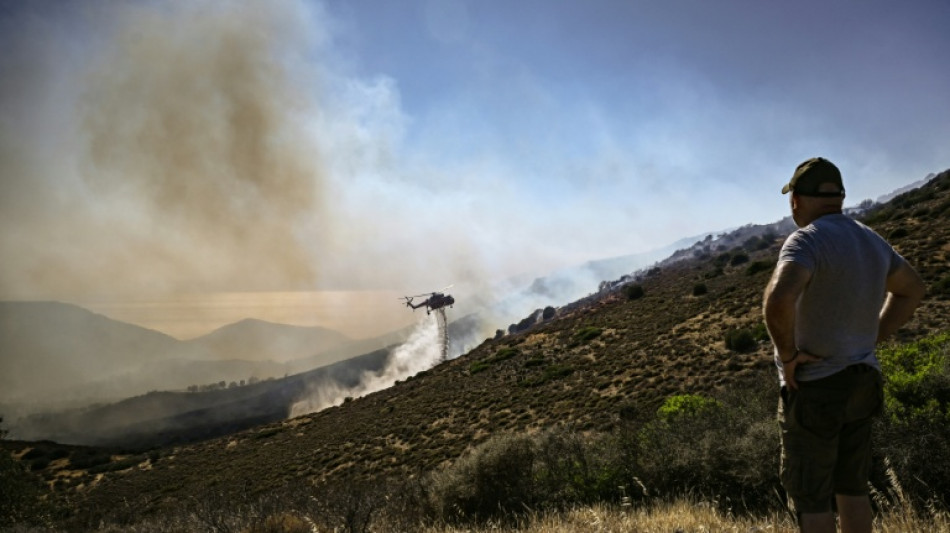 Controlado el incendio forestal cerca de Atenas, pero la zona permanece en alerta máxima