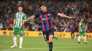 Bar&ccedil;a goleia Betis (4-0) e se aproxima do t&iacute;tulo; Real Madrid vence com hat-trick de Benzema