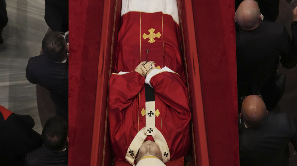 La bara del Papa in basilica a terra, non sul catafalco