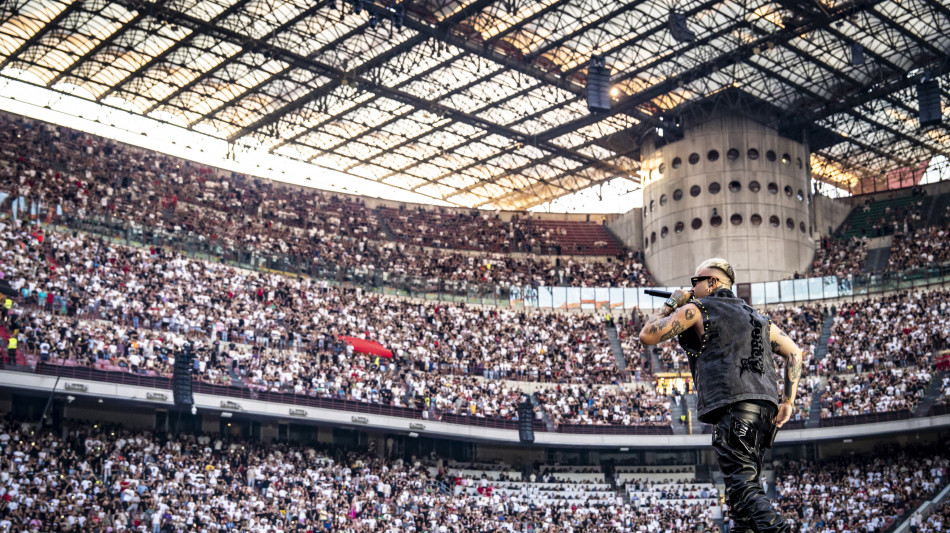 Primo ospite sul palco di Lazza, la madre 'questo &egrave; merito tuo'