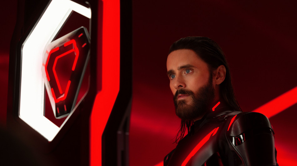 Tron: Ares, Leto guerriero in IA scopre il mondo reale