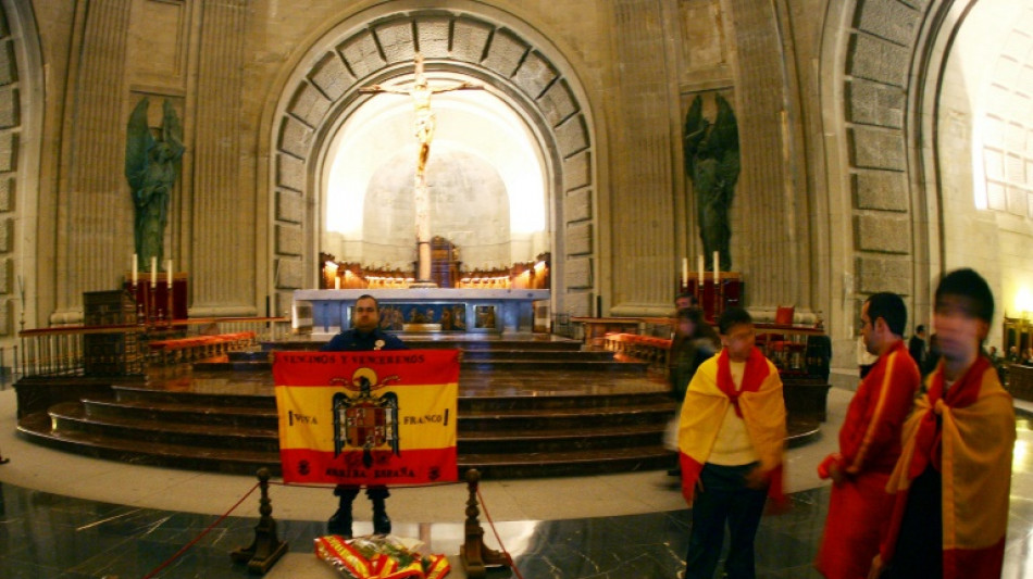 Espa&ntilde;a exhuma al fundador de la Falange del antiguo mausoleo de Franco