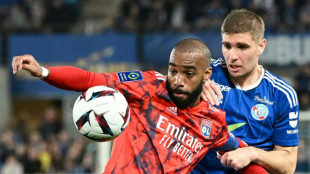 Lyon vence Strasbourg (2-1) de virada e segue na luta por vaga nos torneios europeus