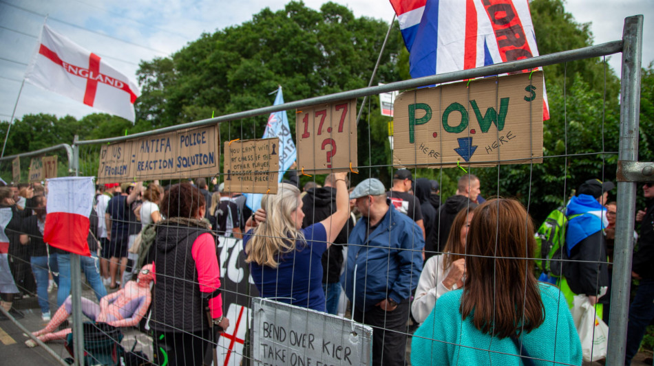 Gb, nuove proteste a Epping davanti all'hotel dei migranti