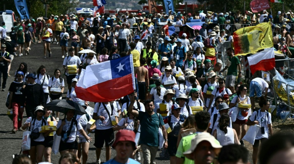 Jubilé: arrivée du pape en hélicoptère devant une foule en liesse à Rome