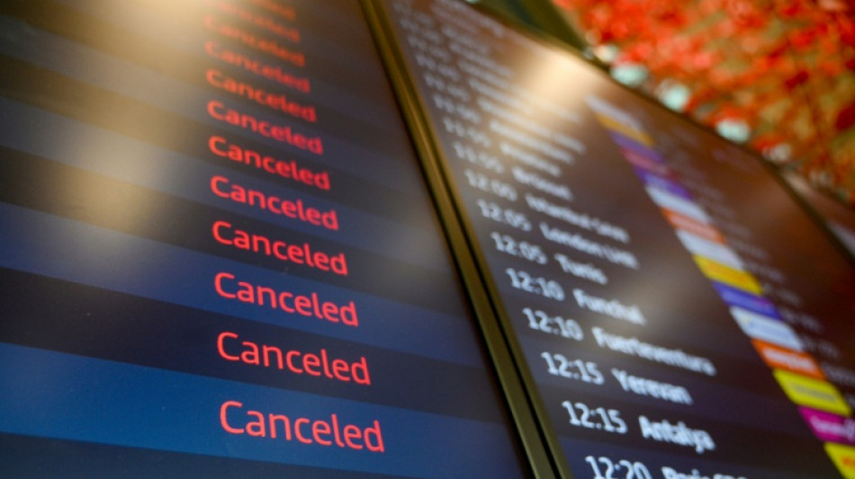 Weiter gro&szlig;e Probleme durch Eisregen - Flughafen Berlin-Brandenburg lahmgelegt