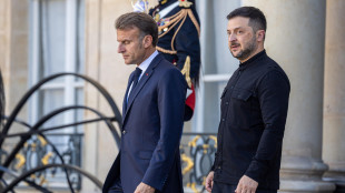 'Mosca non vuole la pace', Macron chiama Zelensky