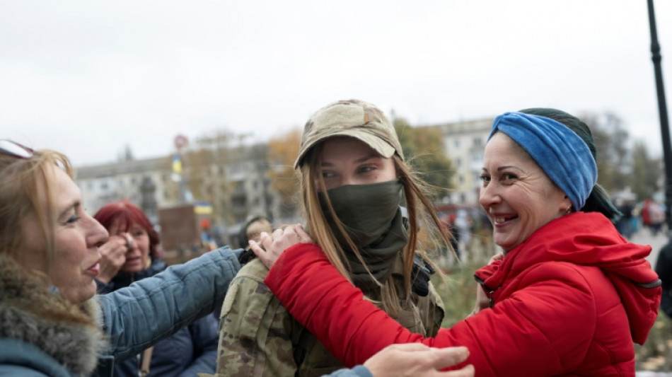 Ukraine: dans Kherson, soldats stars et go&ucirc;t de libert&eacute;