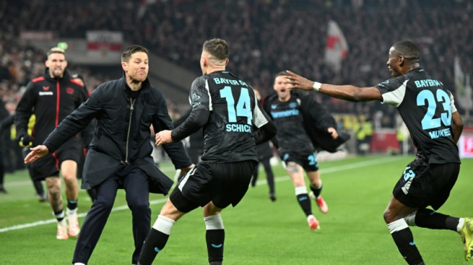 Leverkusen throw down gauntlet to Bayern in title tussle