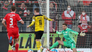 Reus strikes twice as Dortmund trim Bayern's lead